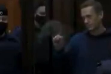 ¡VEA! La reacción del opositor ruso Alexéi Navalny mientras escuchaba la sentencia a tres años y medio de prisión (+emotivo gesto hacia su esposa) (+Video)
