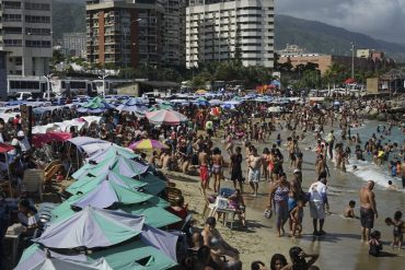 ¡VEA! “Tratamos de mantener el margen de separación pero fue imposible”: playa El Yate estuvo a reventar durante asueto de carnaval (+Video aterrador)