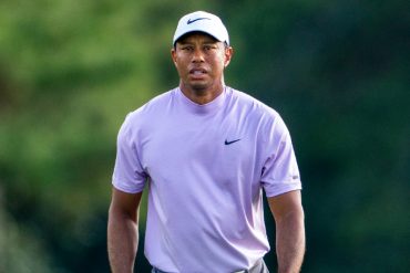 ¡LE MOSTRAMOS! En muletas, sonriente y con su perro en un campo de golf: difunden primera foto de Tiger Woods tras aparatoso accidente de febrero