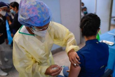 ¡SEPA! En el Hospital Pérez de León de Petare vacunarán contra el coronavirus a los médicos cubanos asignados en dicho centro asistencial (no se precisó cuántos serían)