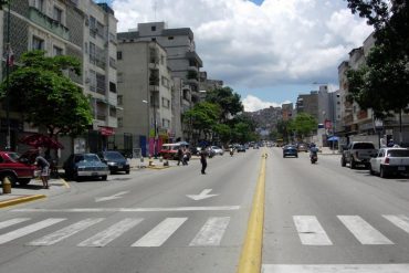 ¡SOLO EN VENEZUELA! Delincuentes de la Cota 905 colocaron alcabalas improvisadas en la avenida Victoria y secuestraron a tres PNB: Posteriormente fueron liberados (+Video)