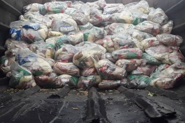 ¡INDIGNADOS! Habitantes de Vargas denunciaron que el régimen envió las bolsas CLAP en un camión de basura: “Estaba repleto de gusanos”