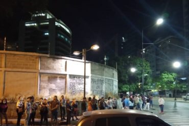 ¡LE DECIMOS! Se registró fuerte retraso en el Metro de Caracas por falla eléctrica: desalojaron un tren en Chacaíto, cerraron la estación y usuarios tuvieron que caminar