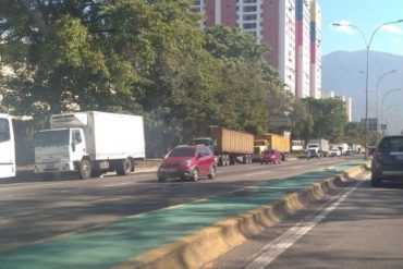 ¡PREOCUPANTE! La escasez de gasoil se siente en Caracas: largas colas de vehículos de carga se observan en la ciudad capital (+Videos)