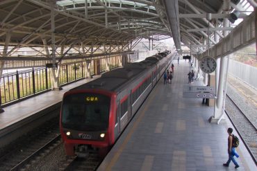 ¡CERO DISTANCIAMIENTO! De terror: así de abarrotada está la salida del Ferrocarril de La Rinconada en plena cuarentena radical (+Foto de espanto)