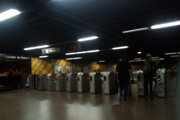 ¡VEA! Falla eléctrica obligó a usuarios del Metro de Caracas a caminar por los túneles sin luz: “Hay personas atrapadas” (+Video de terror)