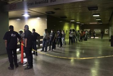 ¡LE MOSTRAMOS! Largas colas para comprar la tarjeta inteligente del Metro de Caracas se observaron en la estación Plaza Venezuela este #1Mar (+Video)