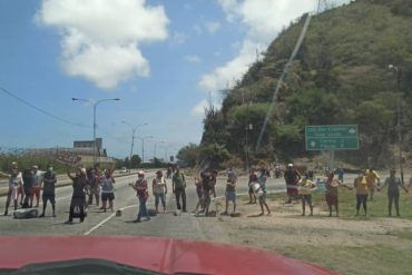 ¡HARTOS! Presta atención, Lacava: ciudadanos cansados de la escasez de agua protestaron en Puerto Cabello: tienen hasta 3 meses sin servicio (+Video)