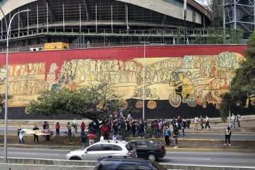 ¡NO LO ACEPTAN! Trabajadores y estudiantes de la UCV trancaron la autopista Francisco Fajardo este #15Mar para rechazar pagos a través del sistema Patria (+Videos)