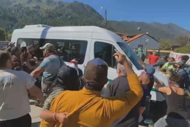 ¡QUÉ FUERTE! Momentos de tensión en Argentina: manifestantes golpearon y lanzaron piedras a vehículo en el que se trasladaba Alberto Fernández (+Videos)