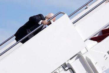 ¡LE MOSTRAMOS! El aparatoso tropiezo de Biden subiendo el Air Force One que casi lo hace caer por las escaleras (+Video)