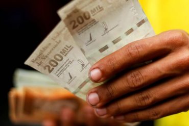 ¡RESIGNADOS! «En unos meses ya no valdrán nada»: Los venezolanos ya comienzan a tener entre sus manos los nuevos billetes que nacieron devorados por la hiperinflación