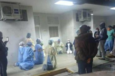 ¡MIRE! Médicos y enfermeras del hospital Victorio Santaella de Los Teques realizaron una cadena de oración en el área de emergencia