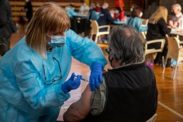 ¡TOME NOTA! ¿Las personas vacunadas pueden transmitir el coronavirus? La razón por la que debes seguir utilizando mascarillas aún después de recibir la inmunización