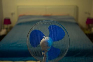 ¡DEBE SABERLO! Las 2 importantes razones por las que “nunca” se debe dormir con un ventilador en el cuarto