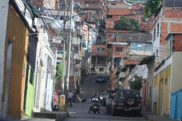 ¡SEPA! Reportaron un enfrentamiento armado entre presuntas bandas rivales en El Cementerio la noche de este #12Mar