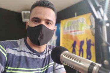 ¡ABUSO! Denuncian intimidación al periodista Jhonattam Petit en Falcón: escoltas de alcalde chavista le prohibieron entrar a la radio en la que trabaja