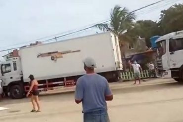 ¡ATENCIÓN! Habitantes de Los Roques trancan el paso de los camiones de Mercal como protesta para exigir la reapertura del Parque Nacional