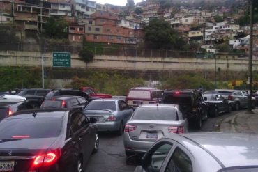 ¡LO ÚLTIMO! Reportan fuerte congestión vehicular por puntos de control en todos los accesos a Caracas este #9Mar