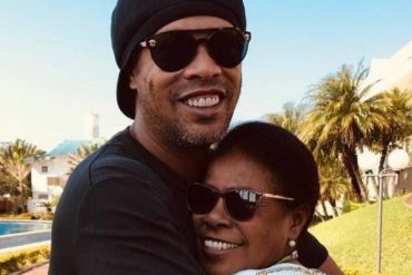 ¡PREOCUPANTE! «Comienza a beber por la mañana hasta el día siguiente»: allegados a Ronaldinho aseguran que está muy deprimido tras la muerte de su madre por coronavirus