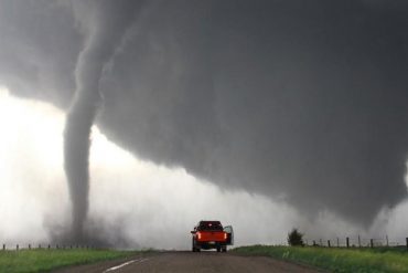 ¡ATERRADOR! Hombre cuenta su aterradora experiencia al estar dentro de un tornado: “Sentía que ya eran mis últimos minutos” (+Video)