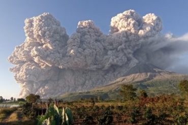 ¡LE MOSTRAMOS! La impactante erupción del volcán indonesio Sinabung: “La gente está asustada” (+Videos)