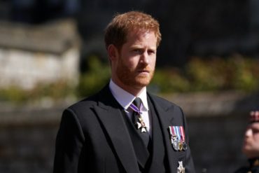 ¡AQUÍ LO TIENE! En pleno cumpleaños de la reina Isabel, el príncipe Harry abandonó Londres y se dirige a Los Ángeles para reunirse con Meghan (+Fotos)