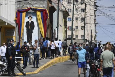 ¡VEA! Feligreses se reunieron en los alrededores de la iglesia de la Candelaria para celebrar la beatificación de José Gregorio Hernández (+Fotos +Videos)