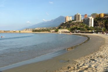 ¡LE DECIMOS! El pleno pico de casos y muertes diarias por COVID-19 el chavismo habilitará las playas de Vargas este fin de semana de “flexibilización”