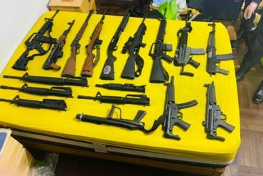 ¡DEBE SABERLO! Hallaron arsenal de armas de guerra escondido en el doble fondo de un closet de una vivienda (el propietario de la casa murió por covid-19)