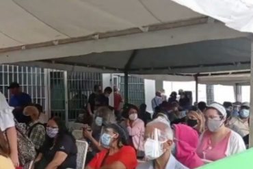 ¡INSÓLITO! “Los exponen de esta manera”: sin distanciamiento ni medidas de bioseguridad aguardan adultos mayores para vacunarse en Baruta (+Video)