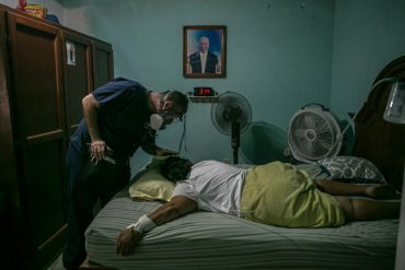 ¡GRAVE! ”Convertí su cuarto en una sala de hospital”: Colapso de centros de salud lleva a venezolanos a “hospitalizarse” en casa para tratar el COVID-19