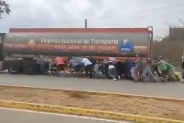 ¡SOLO EN VENEZUELA! “País potencia”: Gandola de Pdvsa se accidentó y ciudadanos la empujaron hasta la estación de servicio para garantizarse el combustible (+Video)