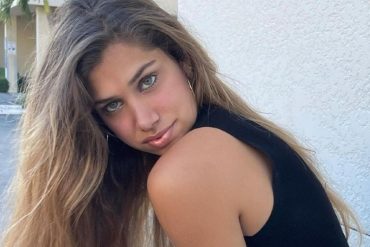 ¡NO SE LA PIERDA! Hija de Lili Estefan derrochó sensualidad posando con una camiseta mojada en la playa (+Fotos)