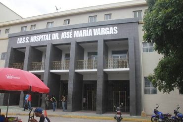 ¡DEBE SABERLO! Denuncian que desalojaron al personal de salud y adultos mayores del IVSS en La Guaira cuando esperaban la vacuna anticovid