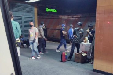 ¡INCREÍBLE! Así montaron un puesto de comida dentro de la estación Petare del Metro de Caracas: sin medidas de bioseguridad e higiene (+Foto)