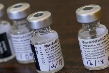 ¡ESTO VA PARA RATO! Director de Pfizer advirtió que vacunados contra el covid-19 probablemente necesitarán una tercera dosis en 12 meses