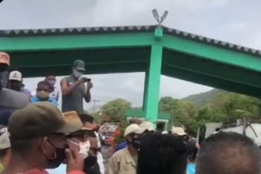 ¡SOLO ENCHUFADOS! “Dejan pasar a los del gobierno solamente para que disfruten”: protestaron en el peaje del Parque Nacional Canaima por “cierre” de playas (+Fotos +video)