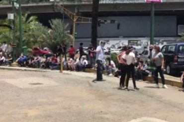 ¡INDOLENTES! Larga cola de ciudadanos llevando sol: así fue la aglomeración que se generó este #13Abr en el Saime de Las Mercedes