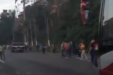 ¡VÉALOS! Decenas de guaireños caminan hacia la capital por la autopista Caracas-La Guaira por la cuarentena este #7Abr (+Video)