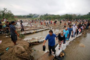 ¡ENTÉRESE! Lo que estarían pagando venezolanos para cruzar hacia Colombia por trochas irregulares para vacunarse contra el covid-19