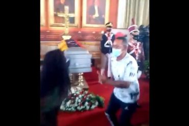 ¡VEA! En redes critican el repique de tambores que tuvo lugar durante la capilla ardiente de Aristóbulo Istúriz (+Videos)