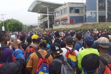 ¡LE MOSTRAMOS! “Caos en Charallave”: Usuarios superaron controles y entraron a la fuerza al ferrocarril de los Valles del Tuy este #6Abr (+Fotos +Video)