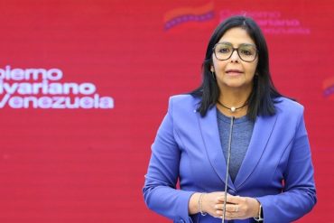 ¡SE PASÓ! Delcy Rodríguez metió excusas para justificar la prohibición de la AstraZeneca y no pasaron por alto en redes: “Balurdos” (+Reacciones)