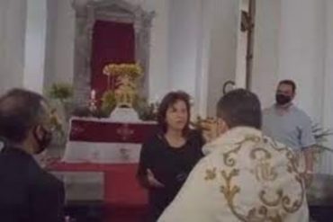 ¡LE CONTAMOS! La historia detrás de la mujer que abofeteó a un cura de San Cristóbal en plena misa (+Videos)