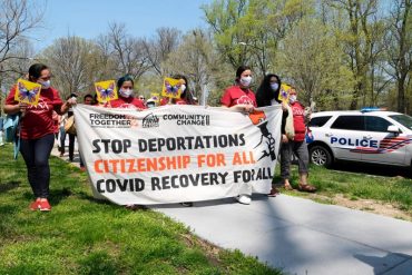 ¡SIN MIEDO! Inmigrantes protestaron frente a la casa de Kamala Harris y suplicaron que cesen las deportaciones: “Estamos en la lucha”