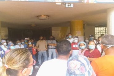 ¡FUERTE! “¿Quieren exterminar a los trabajadores de la salud?”: Personal del Hospital Universitario de Caracas protestó este #22Abr por mejores condiciones (+Videos)