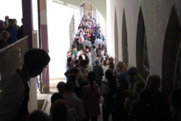 ¡LO MÁS RECIENTE! Suspenden jornada de vacunación de trabajadores de la salud en el Hospital Vargas este #9Abr (+Foto +Video)