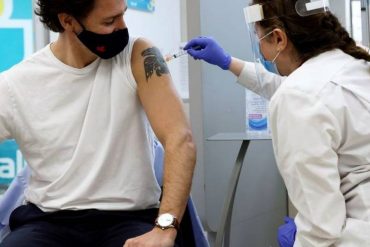 ¡COLIRIO! «Dame la ciudadanía, por favor»: Justin Trudeau recibió vacuna contra el coronavirus de AstraZeneca y en las redes enloquecieron con su tatuaje en el brazo (+Video)