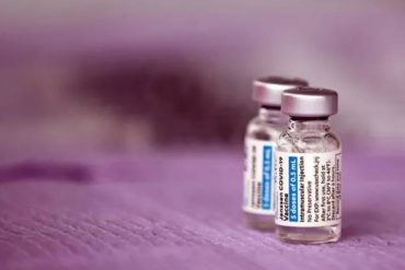 ¡LO MÁS RECIENTE! Johnson & Johnson pidió a otras farmaceúticas investigar en conjunto los riesgos de coágulos en las vacunas contra COVID-19